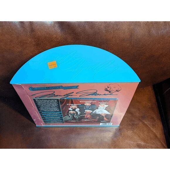 Marilyn Monroe Spotlight Splendor 1993 Collector's Series Doll #4 *NIB *COA * - Picture 4 of 5